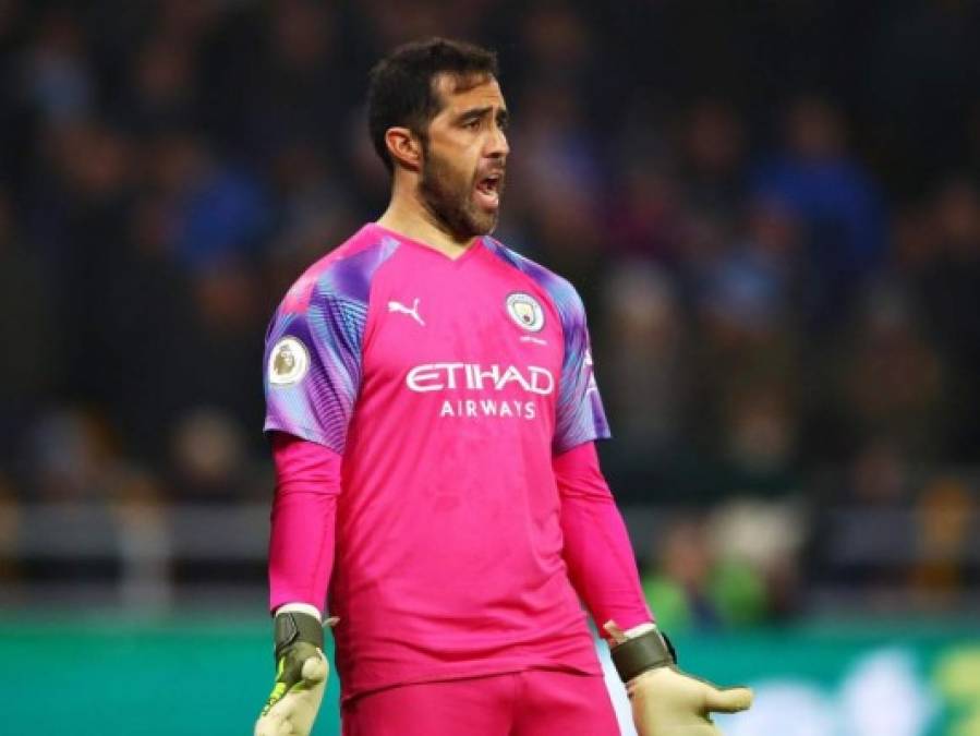 El diario Mundo Deportivo informa que el portero chileno Claudio Bravo, de 37 años, podría volver a la Liga Española para firmar por el Betis y seguir prolongando su carrera en el Benito Villamarín. El ex de la Real Sociedad y FC Barcelona se reencontraría con su compatriota Manuel Pellegrini.<br/><br/>'Es una institución que tiene una gran historia en España, muchos aficionados; son clubes que a cualquier jugador le llaman la atención', ha dicho Bravo en sus redes sociales.