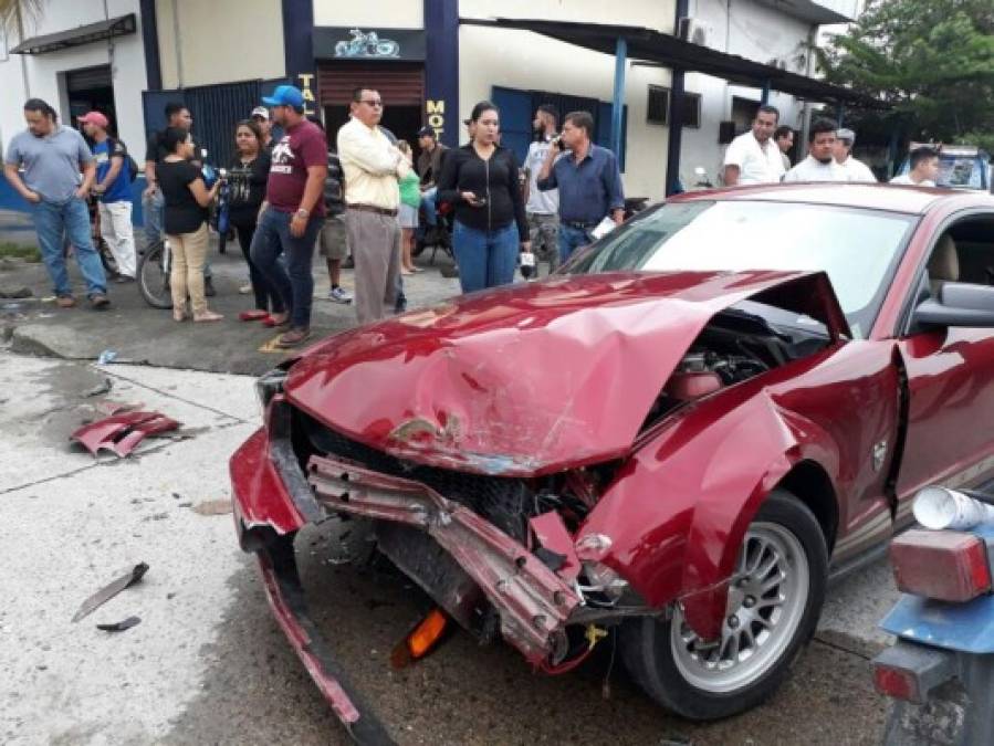 Jeffry Fernández, uno de los pasajeros heridos, dijo que 'venía adelante con un compañero cuando chocamos'.