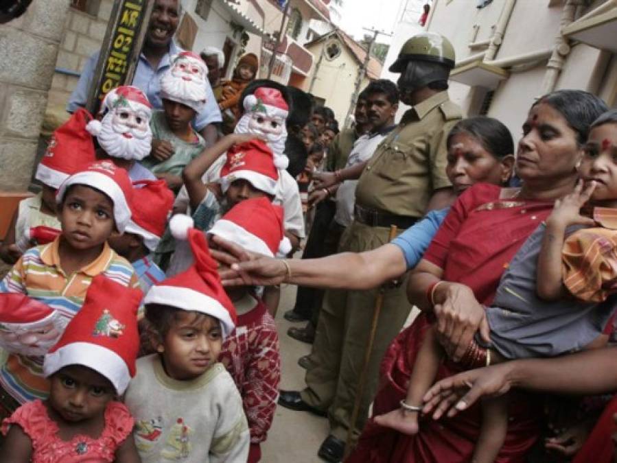 India. El 25 de diciembre es fiesta nacional en la India, y los más de 20 millones de cristianos que viven en el país celebran la Navidad según las costumbres occidentales. El Año Nuevo, sin embargo, se celebra según el calendario lunar hindú, el 20 de abril, con grandes hogueras y baños rituales.