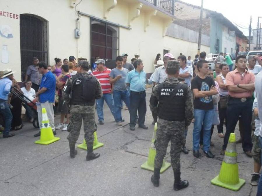 Ambiente frente a los Juzgados de Santa Bárbara previo a la llegada de los cuatro imputados por el asesinato de María José Alvarado y Sofía Trinidad.