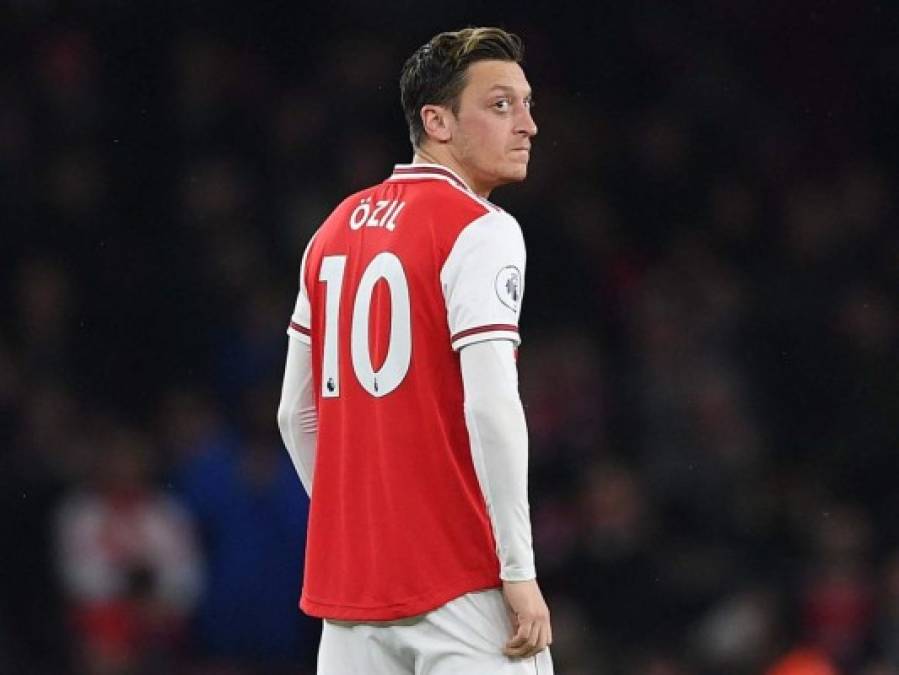 Mesut Özil se está planteando salir del Arsenal. El centrocampista alemán, que llegó al club 'gunner' en 2013, cree que su etapa en el equipo inglés está acabada y valora salir este verano. Según 'The Sun' el jugador de 31 años le ha dicho ya a su entorno su inminente salida. Y según esta información su destino podría ser la MLS de Estados Unidos o la Liga turca.