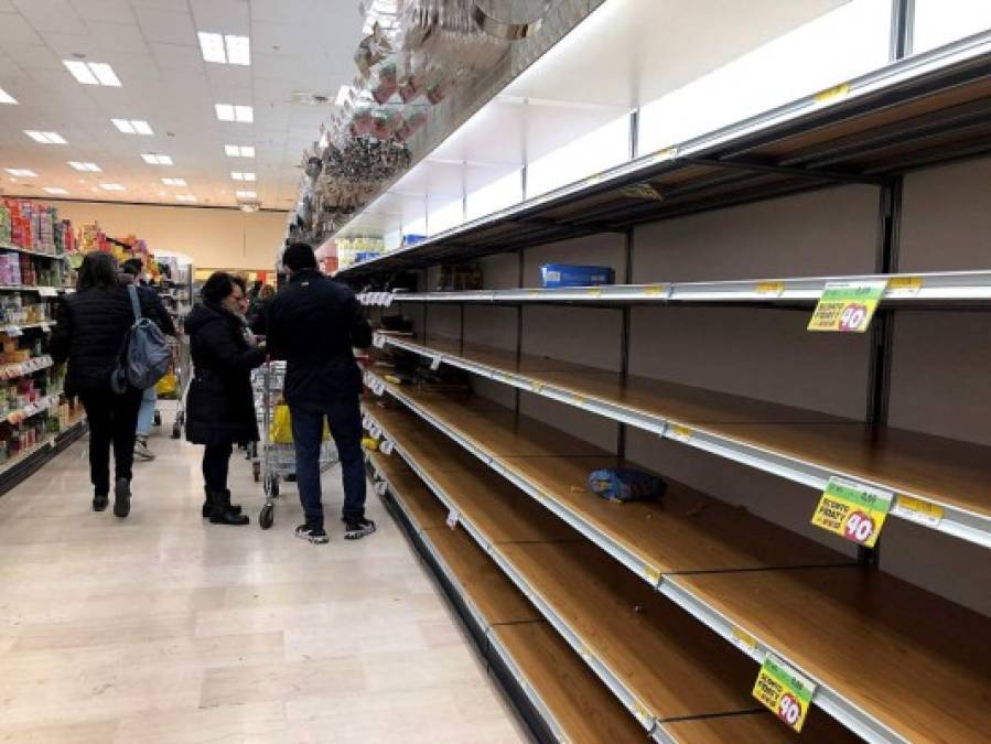 El pánico ha comenzado a apoderarse de gran parte de la población que se volcó en masa a comprar alimentos y agua previo al inicio de la cuarentena que de momento abarca a unas 50,000 personas en el norte del país.