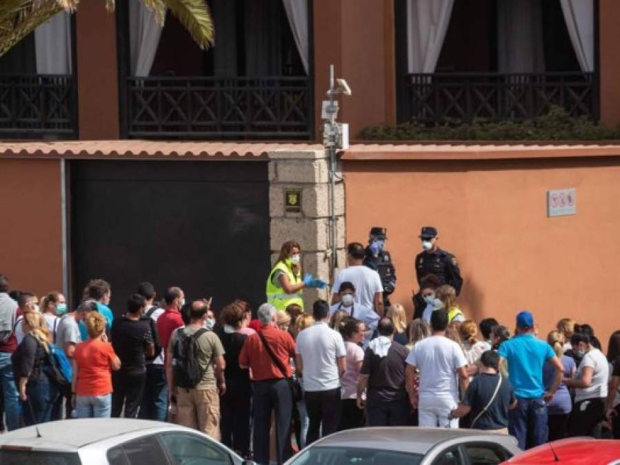 Un psicólogo habla hoy con un grupo de trabajadores fuera del H10 Costa Adeje Palace Hotel en La Caleta, donde cientos de personas fueron confinadas después de que un turista italiano fue hospitalizado con un presunto caso de coronavirus.