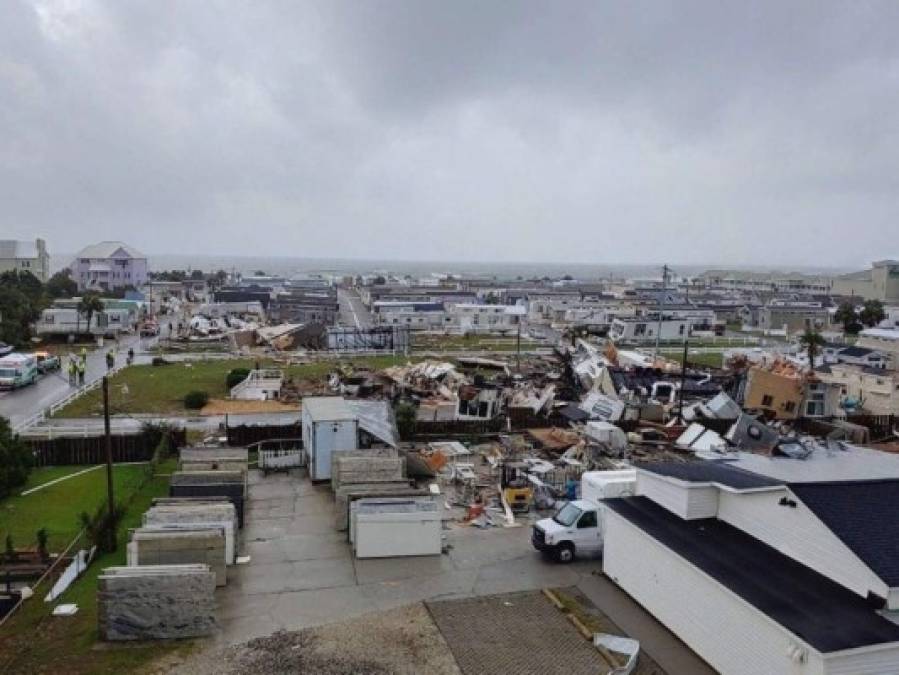 Un gigantesco tornado tocó tierra en Emerald Isle en Carolina del Norte, destrozando y volcando varias casas rodantes. De momento no se reportan heridos.