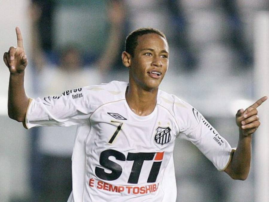 Neymar - En la misma entrevista del diario Marca en 2008, al brasileño también le preguntaron ¿cuál es el equipo de tus sueños? y no dudó en contestar: 'El Real Madrid'. Ney terminó fichando por el Barcelona y ahora que está en el PSG suena para llegar al club merengue la próxima temporada.