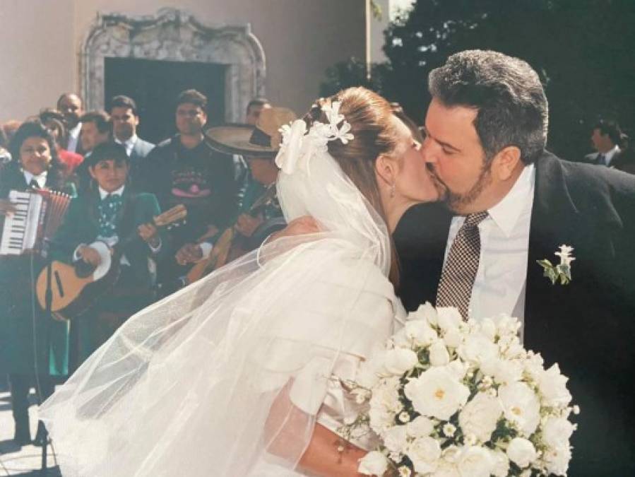 Famosas como María Celeste Arrarás, Clarissa Molina y Lourdes Stephen reaccionaron a la emotiva publicación del conductor y felicitaron a la feliz pareja por su fecha especial.