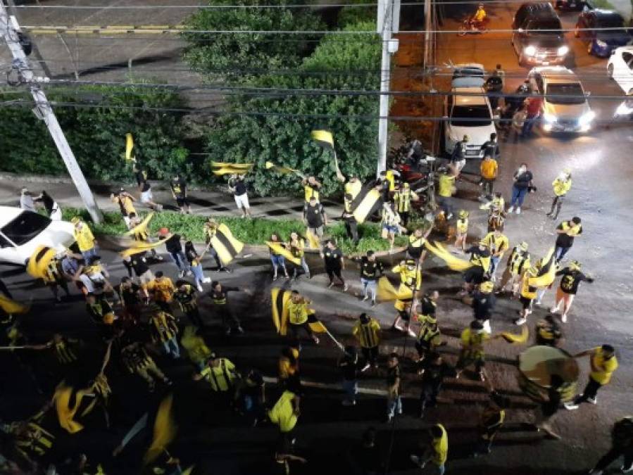 En el estadio Morazán, los aficionados del Real España llegaron a las afueras del recinto depotivo sin importar que estamos en plena pandemia.