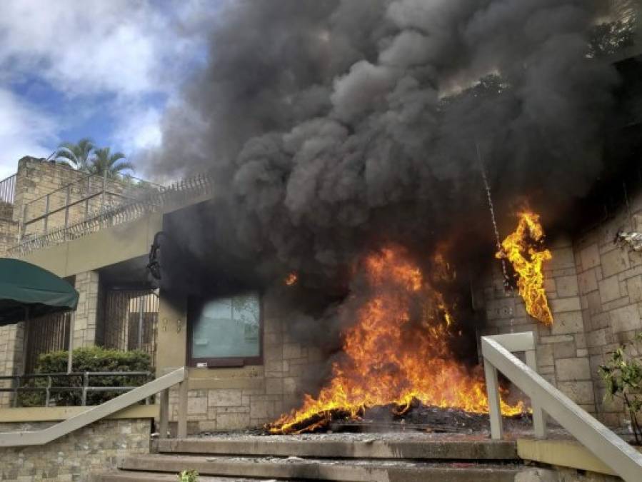 Eran la 1:30 de la tarde cuando la noticia se daba a conocer. Un grupo de vándalos encapuchados le prendían fuego a la entrada principal de la Embajada de los Estados Unidos en Tegucigalpa.