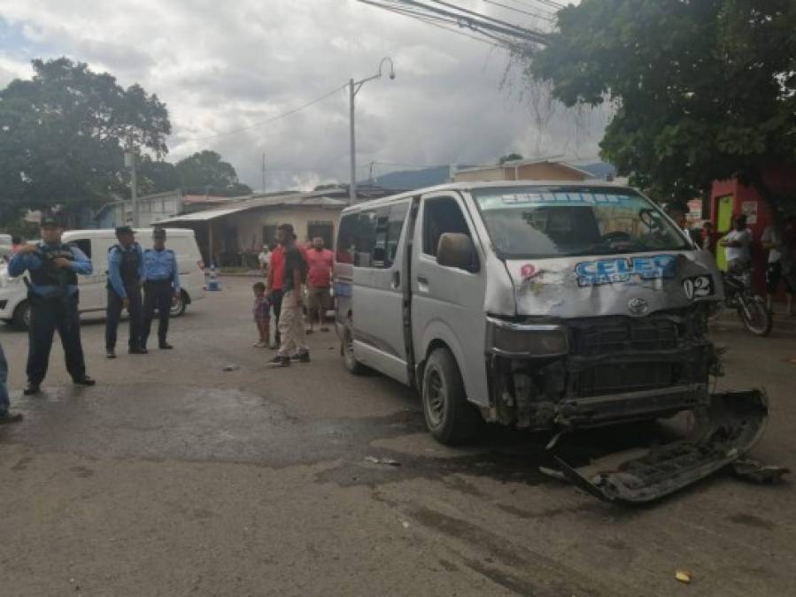 Agentes de la Dirección Nacional de Vialidad y Transporte (DNVT) investigan la causa del accidente que no dejó víctimas mortales.