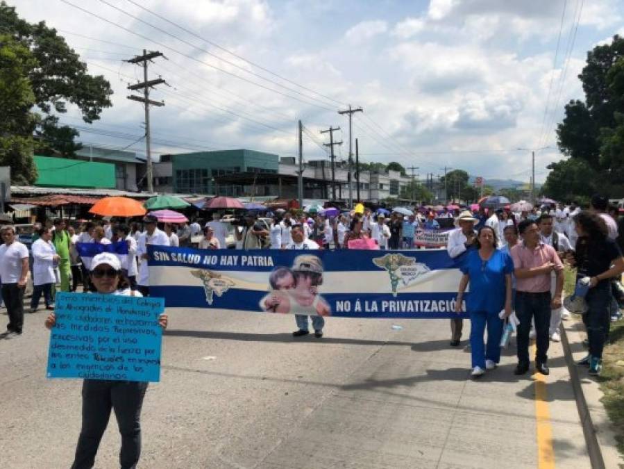 Dentro de esas manifestaciones se observaron rótulos de otros gremios como el de abogados, sumándose a la protesta.