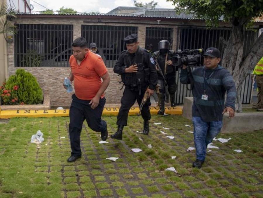 Integrantes de las fuerzas especiales de la Policía de Nicaragua escoltaron a un policía herido durante las manifestaciones de este domingo.