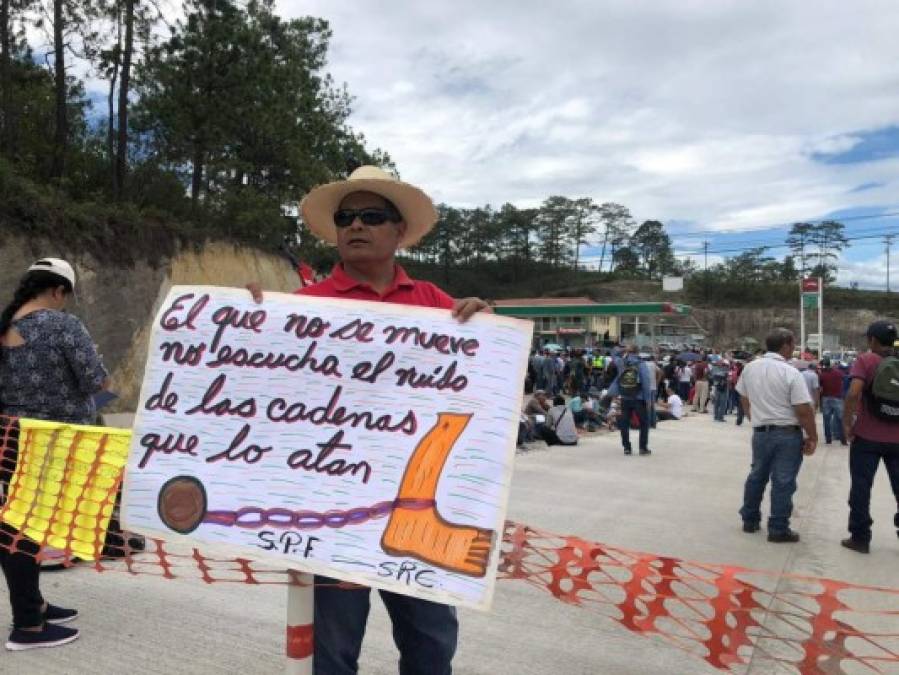 Docentes y maestros de diferentes sectores de Honduras salieron a las calles otro día más protestando por los decretos PCM que, según ellos privatizará el sistema.
