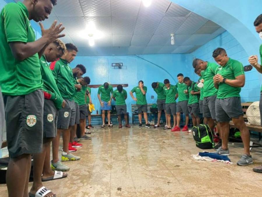 Antes de abandonar el Morazán, los jugadores del Monstruo Verde realizaron una oración. Foto Twitter @CDMarathon