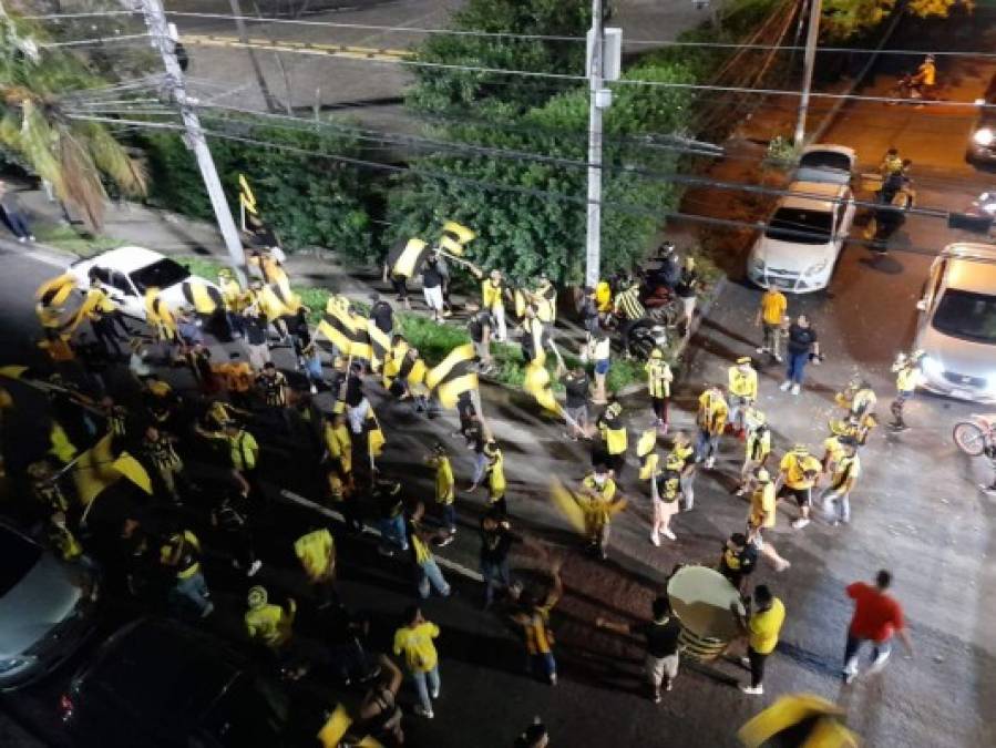 La Mega Barra se instaló en las afueras del estadio Morazán y estuvieron durante todo el partido en donde Real España venció 3-2 al Platense.