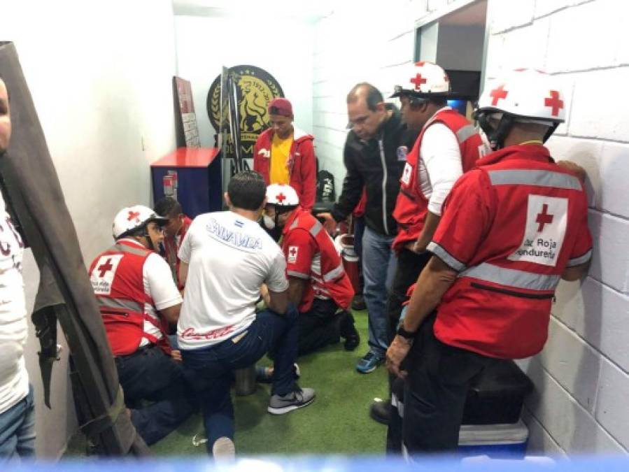 "Una joven aficionada del Olimpia, atendida por la Cruz Roja, tuvo que ser trasladada de emergencia a un hospital."