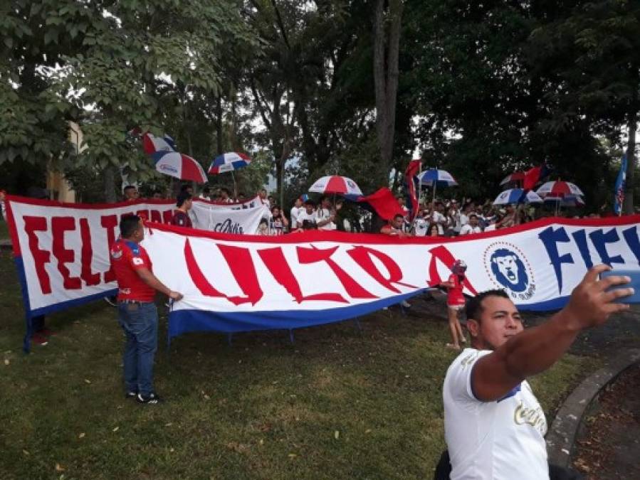 La barra del Olimpia, la Ultra Fiel, llegó al hotel de concentración del equipo albo para mostrarle su apoyo previo a la final de ida de la Concacaf League contra el Santos de Guápiles.