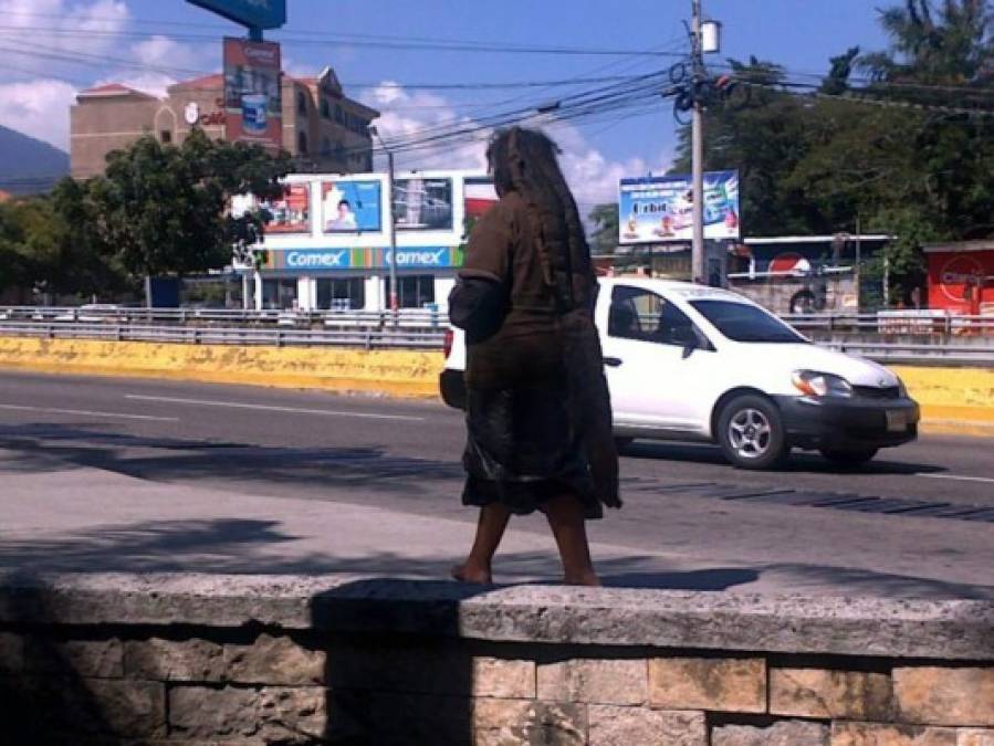 Doña Nicotina contó que tiene un poco más de 60 años se dedica a pedir limosnas porque 'cuando no se tiene el pisto para pagar algo, entonces se viene a caer a la calle'.