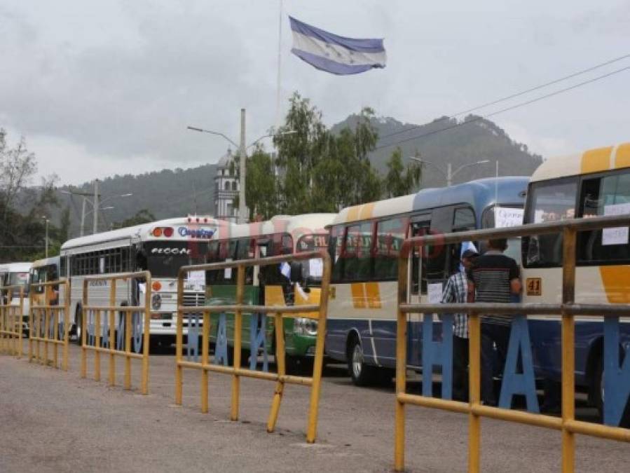 Decenas de miles de transportistas del servicio público de Honduras suspendieron el viernes los bloqueos que emprendían desde el jueves en las carreteras de diferentes regiones del país, en demanda de una rebaja en el precio de los combustibles, informó la dirigencia de la protesta .<br/>