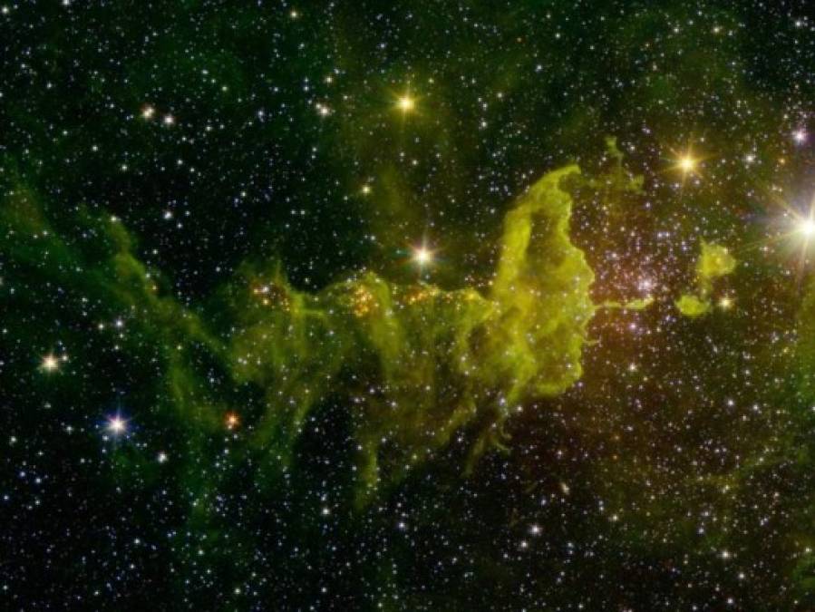 Nebulosa de la Araña y la Mosca.<br/><br/>En la nebulosa de emisión IC 410 abunda en la formación estelar, tal y como apreciamos en esta imagen infrarroja del telescopio espacial Spitzer de la NASA. <br/>Con imaginación hacia la colosal IC 417 y la diminuta NGC 1931 a su lado, este par sugieren una araña y una mosca, respectivamente. Se encuentra a unos 10.000 años-luz de distancia de la Tierra.
