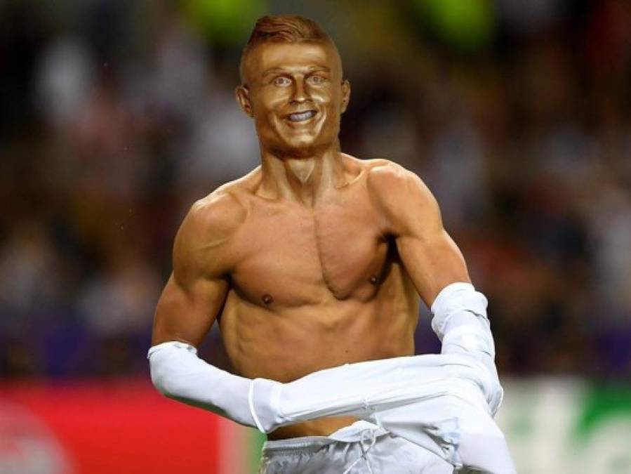 La escultura de Cristiano Ronaldo ha desatado las burlas por doquier en redes sociales.