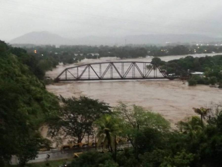El río Chamelecón está a su máximo nivel, esta imagen la evidencia.