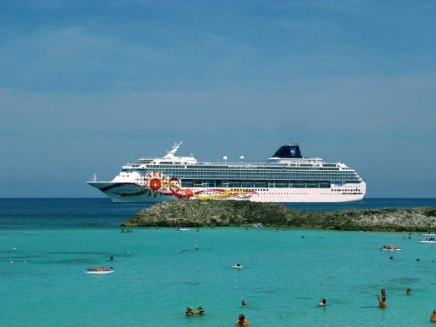 Miles de turistas llegan a la isla en cruceros procedentes de distintos países del mundo.