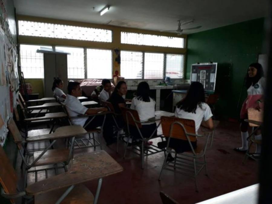 Los alumnos esperaban el inicio de la jornada, a la espera de sus maestros y en compañía de sus compañeros.