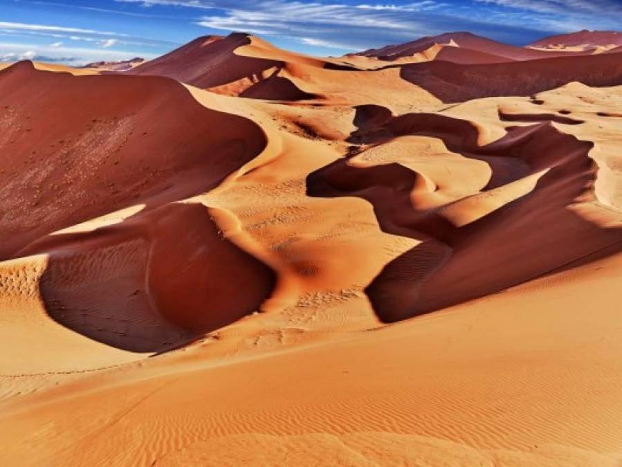 desierto de namib con dunas de arena de color naranja.