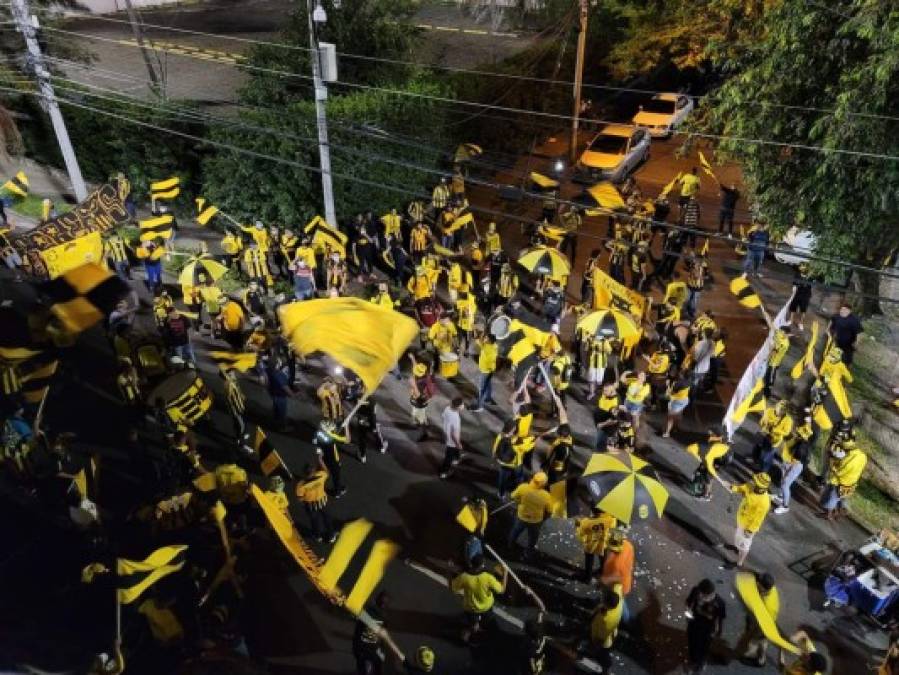 Aficionados del Real España llegaron a las afueras del estadio Morazán para apoyar a su equipo, pese a la pandemia del coronavirus.