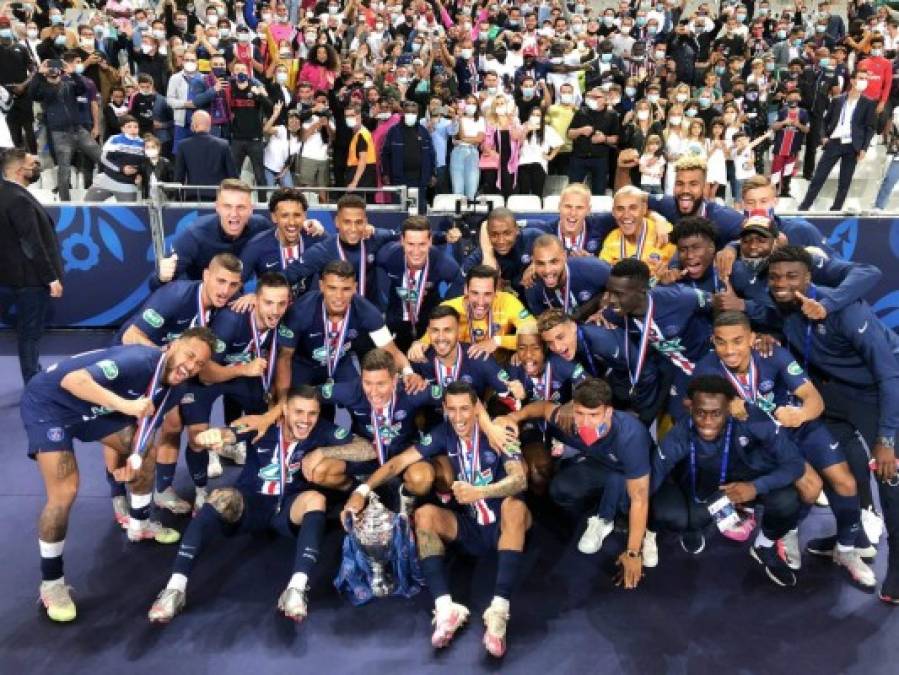 Otra imagen del festejo del campeón PSG, al fondo en las gradas aparecen familiares, amigos y otros.