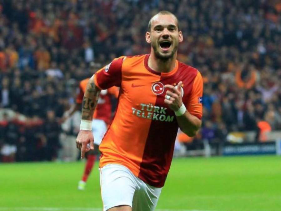 El Galatasaray ha confirmado que Wesley Sneijder no seguirá vistiendo su camiseta y que abandona el club. Sneijder no podrá competir en otro equipo turco en el plazo de 3 años, a no ser que pague 20 millones de euros.