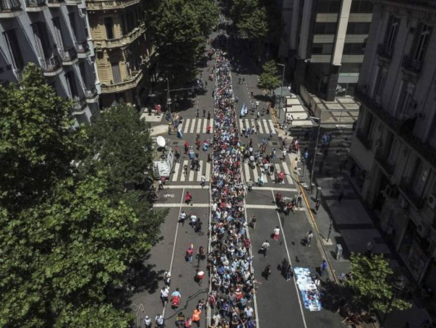 Una enorme fila en las calles de Buenos Aires para ver el ataúd de Maradona en Casa Rosada.