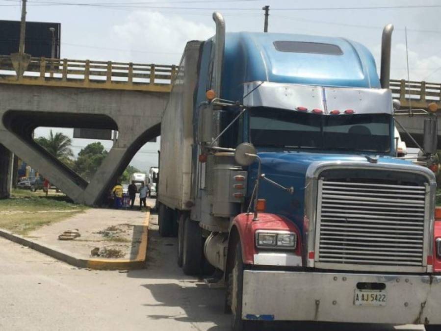 Las rastras esperan que se libere el paso para continuar su camino.