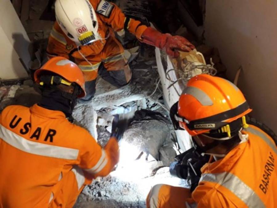 También trabajan en un centro comercial, un restaurante o en el barrio de Balaroa, donde la fuerza de la sacudida dejó el suelo hecho trizas.