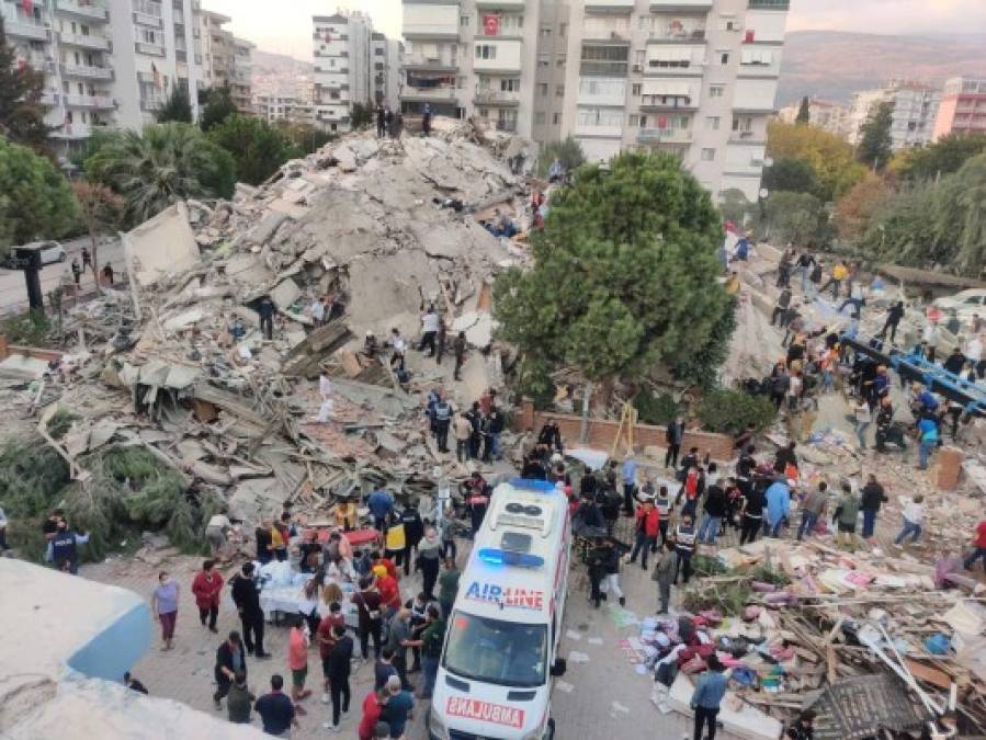 La gente intenta encontrar víctimas de un edificio derrumbado después de un terremoto de magnitud 7,0 en el Mar Egeo en Izmir, Turquía. EFE