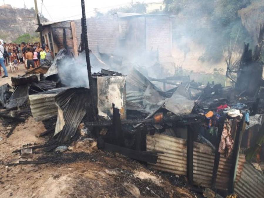 Bomberos realizaron labores de enfriamiento, pero las llamas consumieron todo.