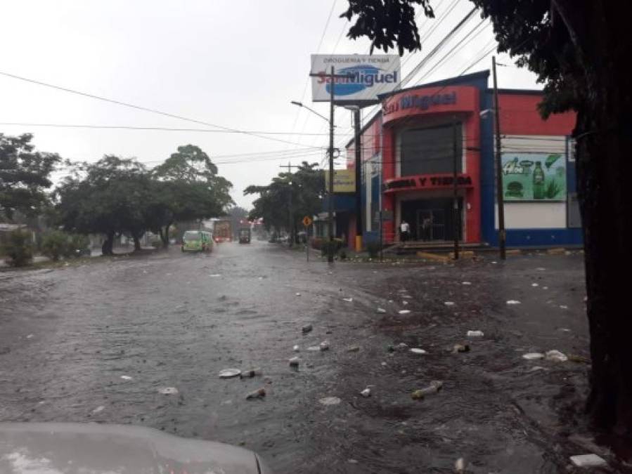 Las fuertes lluvias han azotado el territorio hondureño desde hace varios días, provocando caos en la circulación.