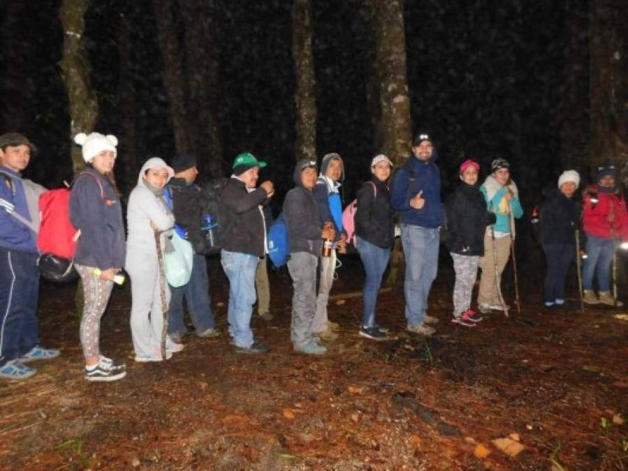 La caminata inició cerca de las 7:00 de la mañana. Foco de mano, gorros, guantes, abrigos, agua, víveres, zapatos fuertes, medicamentos, son parte del equipaje personal que nadie debe prescindir. En mulas trasladamos comida y bolsas para dormir.