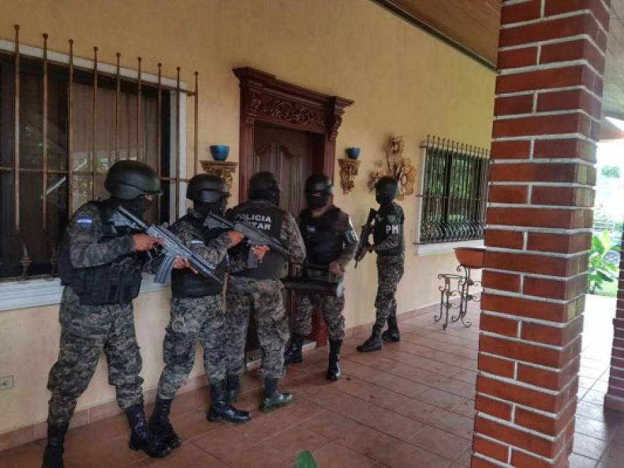 Elementos de la Policía Militar al momento de ingresar a una de las casas aseguradas por la Operación Centurión.