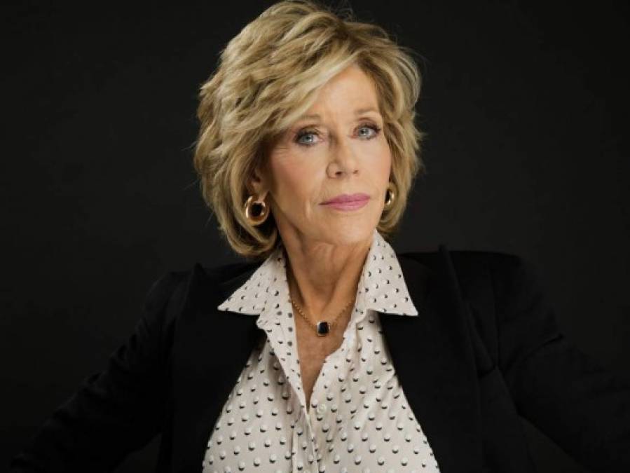 Jane Fonda: La legendaria actriz confesó este año haber sido violada cuando tenía 12 años y el acoso al que fue sometida en el medio en los inicios de su carrera.<br/>'Para mostrarte lo mucho que el patriarcado le cobra a las mujeres: Fui violada cuando tenía 12 años, fui abusada sexualmente de niña, fui despedida por negarme a tener relaciones sexuales con mi jefe, y siempre pensé que era mi culpa, que no había dicho o hecho lo correcto.' expresó Fonda.<br/><br/>En esa misma entrevista Fonda reveló que su madre también había sido violada cuando era una niña, verdad que conoció a través de documentos dejados por su madre.<br/><br/><br/>