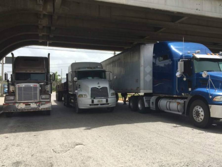 Rastras quedaron varadas debido a las tomas de los taxistas.