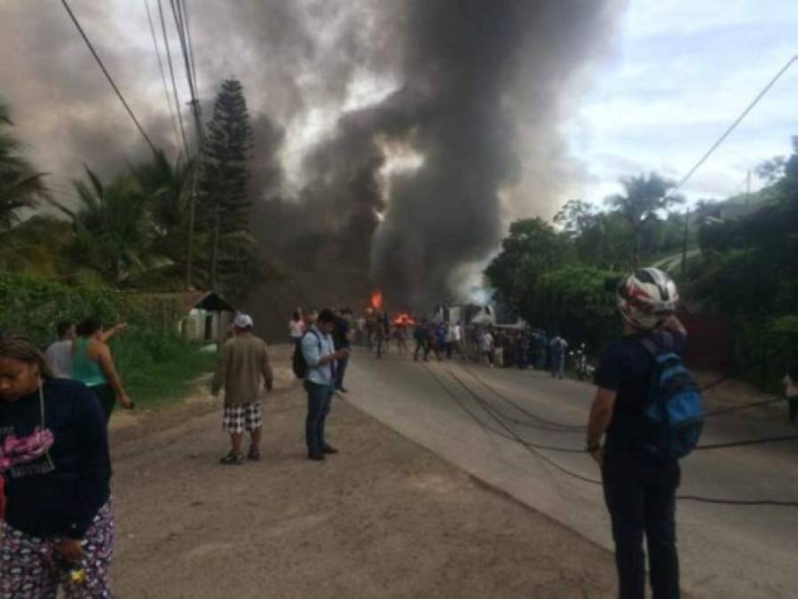 El Cuerpo de Bomberos trabajó de forma intensa para sofocar las llamas del incendio.