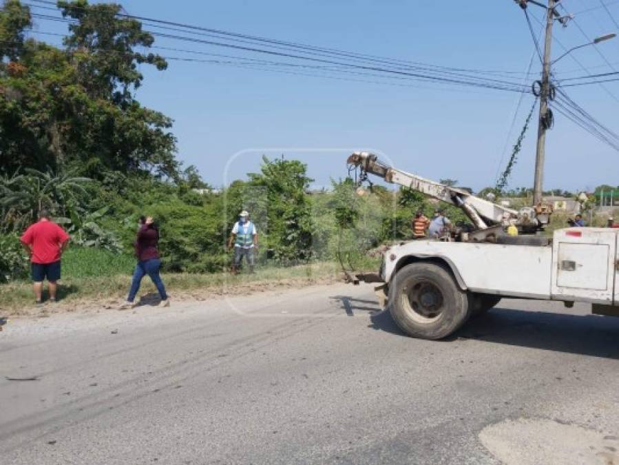 Con la ayuda de una grúa sacaron el carro que quedó en la hondonada.