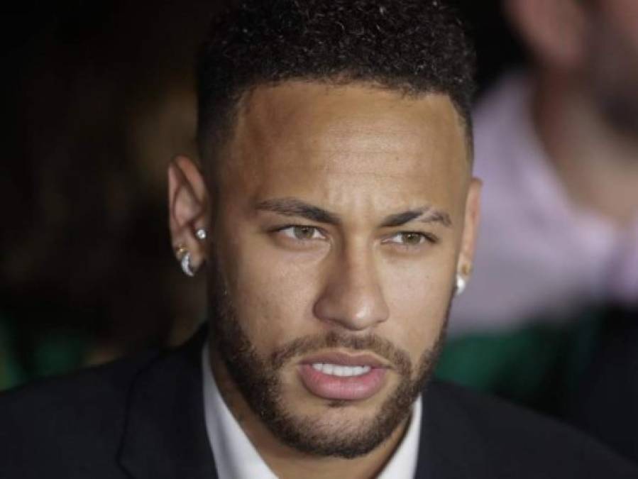 El delantero brasileño Neymar se ha reincorporado, con una semana de retraso, a los entrenamientos del Paris Saint-Germain. El atacante tiene un futuro incierto, se menciona que desea volver al Barcelona por lo que ya no quiere seguir en el PSG.<br/>