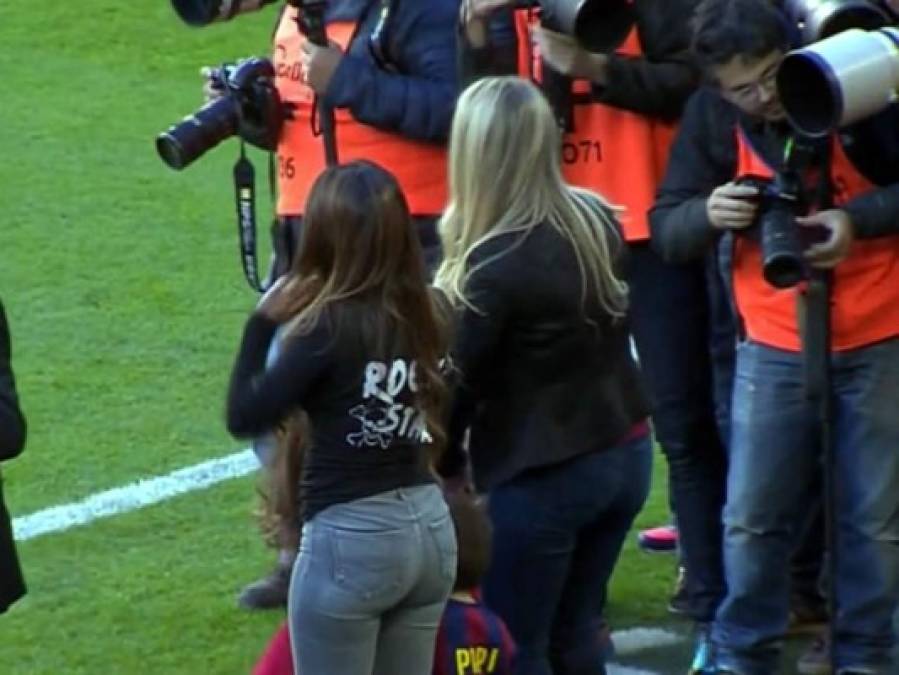 La mujer de Messi fue la sensación en el Camp Nou.