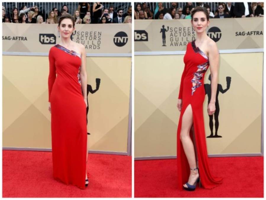 Alison Brie apareció en los SAG Awards con un vestido que recordaba a los trajes que se usan en su show 'Glow'; la esposa de Dave Franco combinó el vestido con tacones de plataforma.