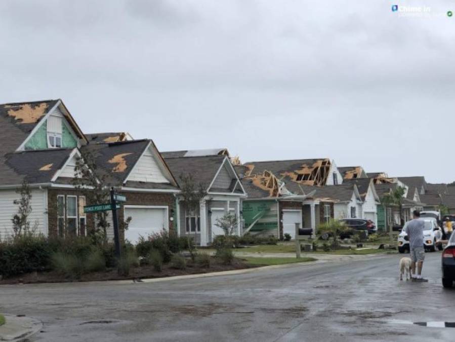 'Refúgiense en sus casas. Por favor, no salgan de sus casas a menos que sus vidas estén en peligro allí. #HurricaneDorian es un huracán grave de categoría 3. El viento y la lluvia son fuertes. Las líneas eléctricas, los árboles están caídos. Las inundaciones han cerrado las carreteras. No arriesguen sus vidas', apuntó la oficina en su cuenta de Twitter.