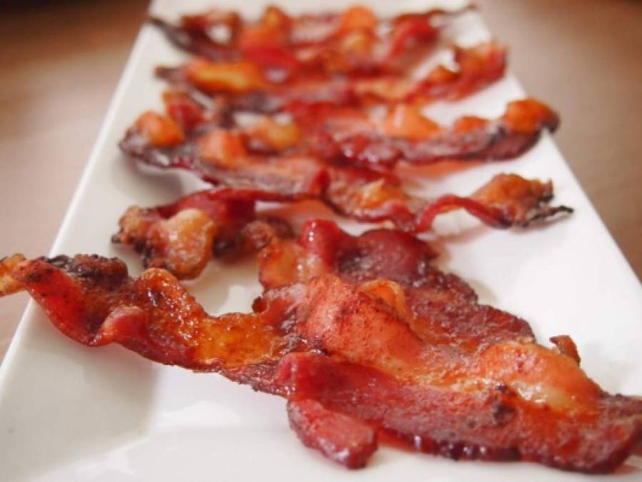 'La carne procesada, como la tocineta (bacon) y el jamón, sí causan cáncer', aseguró sin embargo el organismo, que estimó que consumir 50 gramos de carne procesada aumenta la probabilidad de desarrollar cáncer colorectal en un 18%.