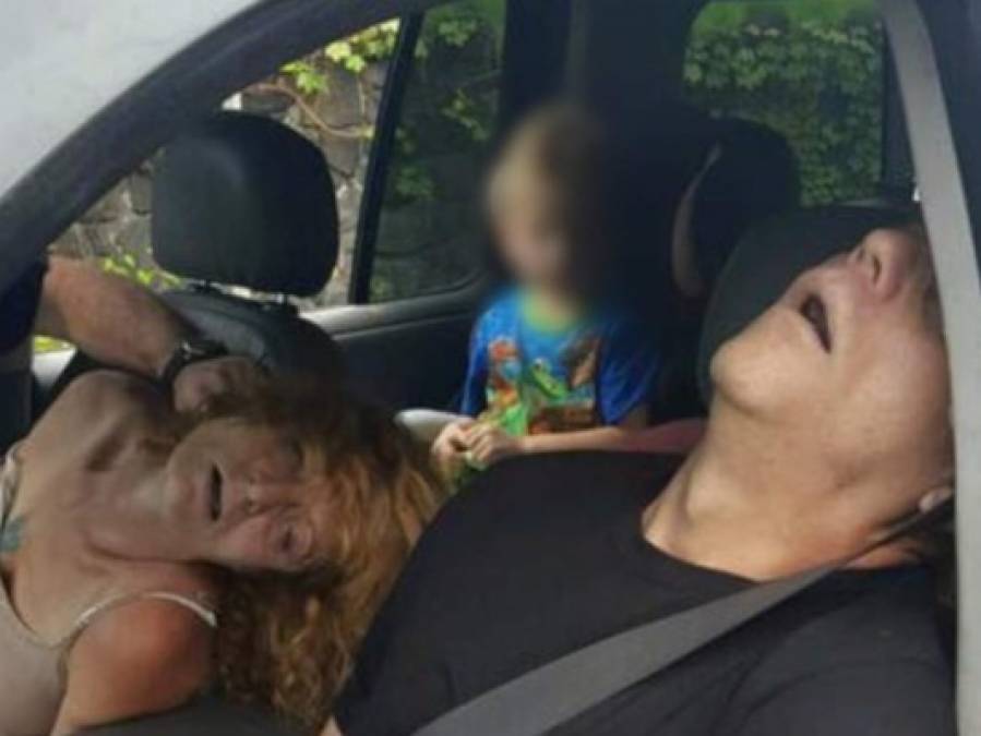 El Departamento de Policía de Ohio divulgó el año pasado dos imágenes de una pareja que encontraron inconsciente en un auto por una sobredosis de heroína. En el vehículo también se encontraba un menor de edad. Las impactantes fotos se viralizaron en redes sociales evidenciando la gravedad de la crisis de opiáceos en EEUU.