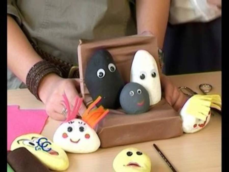 La mascota piedra ► La siguiente de las ideas millonarias de negocio es esta curiosa mascota. La pet Rock (mascota de piedra), nación en 1975.A Gary Dahlse le ocurrió esta idea tras escuchar las quejas de sus amigos sobre sus mascotas, ya que tenían que darles de comer, sacarlas a pasear... Así que se le ocurrió una mascota que no necesitara sacarla a paseo, peinarla, darle de comer, lavarla, etc...<br/><br/>La piedra se vendía a 4 dólares. vendió más de 1,5 millones de 'mascotas piedra' ese año, ganando más de 4 millones de dólares limpios. Esta idea de mascota 'no real' derivó en otro invento, el famoso Tamagotchi, una mascota digitalizada